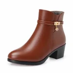 bottines femme marron fourrees a talon et zip vue de trois quarts sur fond blanc 45046