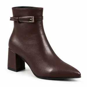 bottines femme marron pointues a talon carre vue de trois quarts sur fond blanc 45064