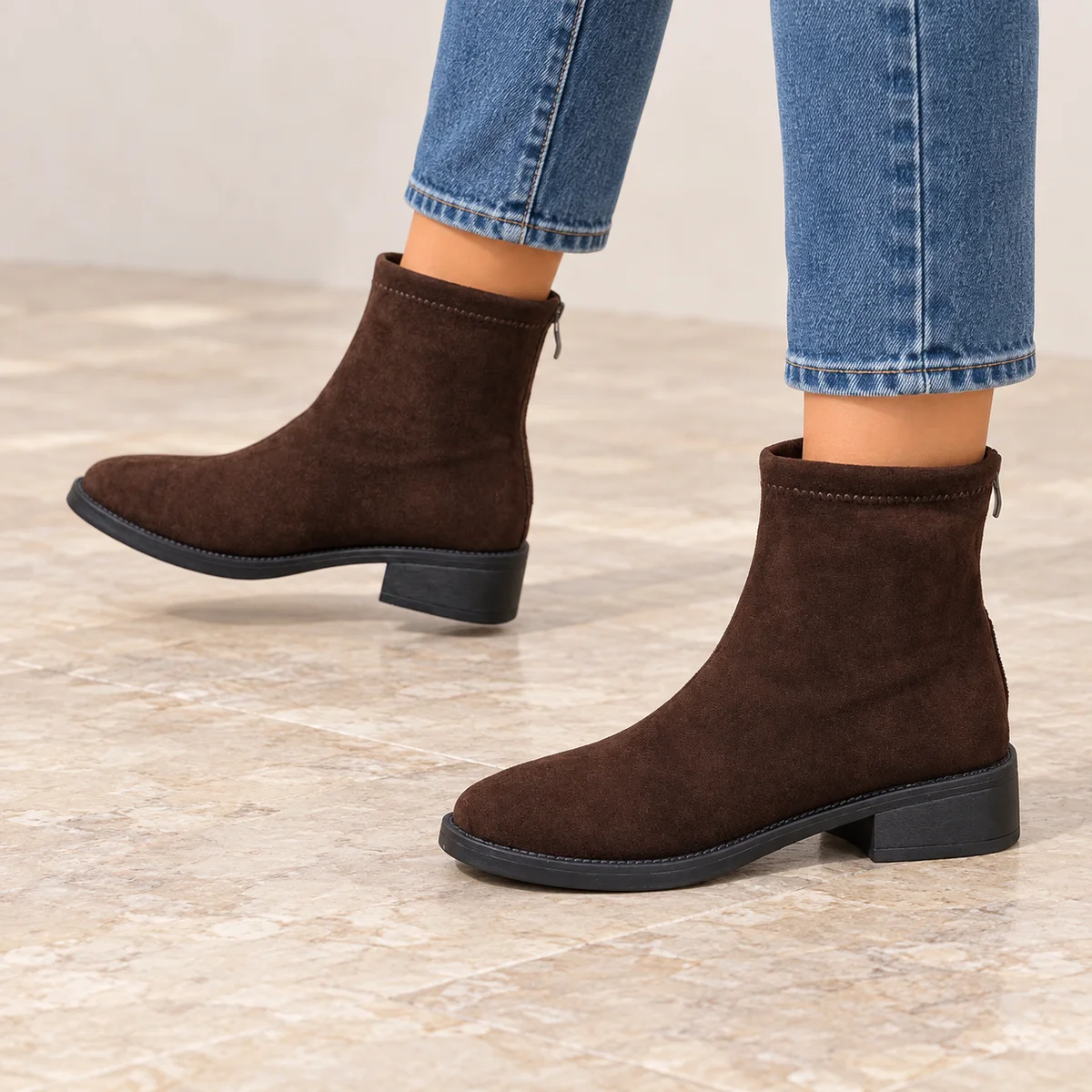 Close-up de bottines marron en velours à talon modéré pour femme