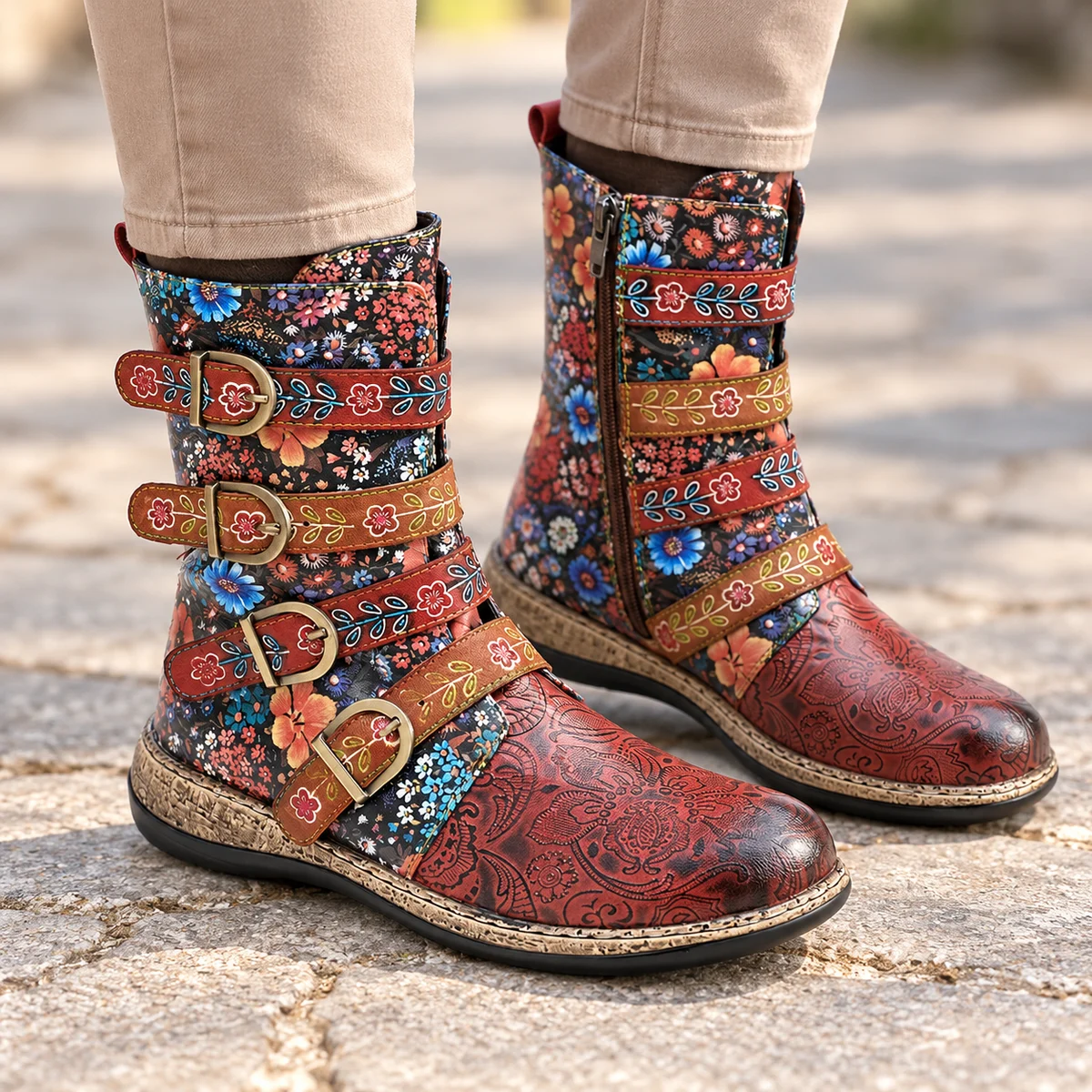 Détail des bottines femme rétro avec trois boucles colorées