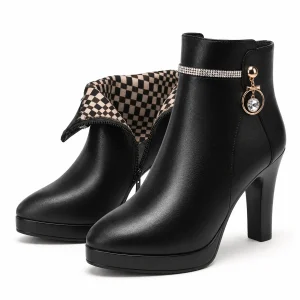 Bottines femme noires élégantes avec bijou et haut talon