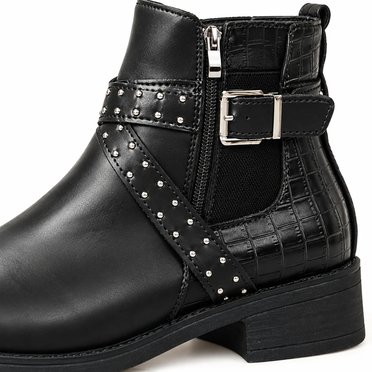 Chaussures femmes noires à boucles et clous parfaites pour style moderne