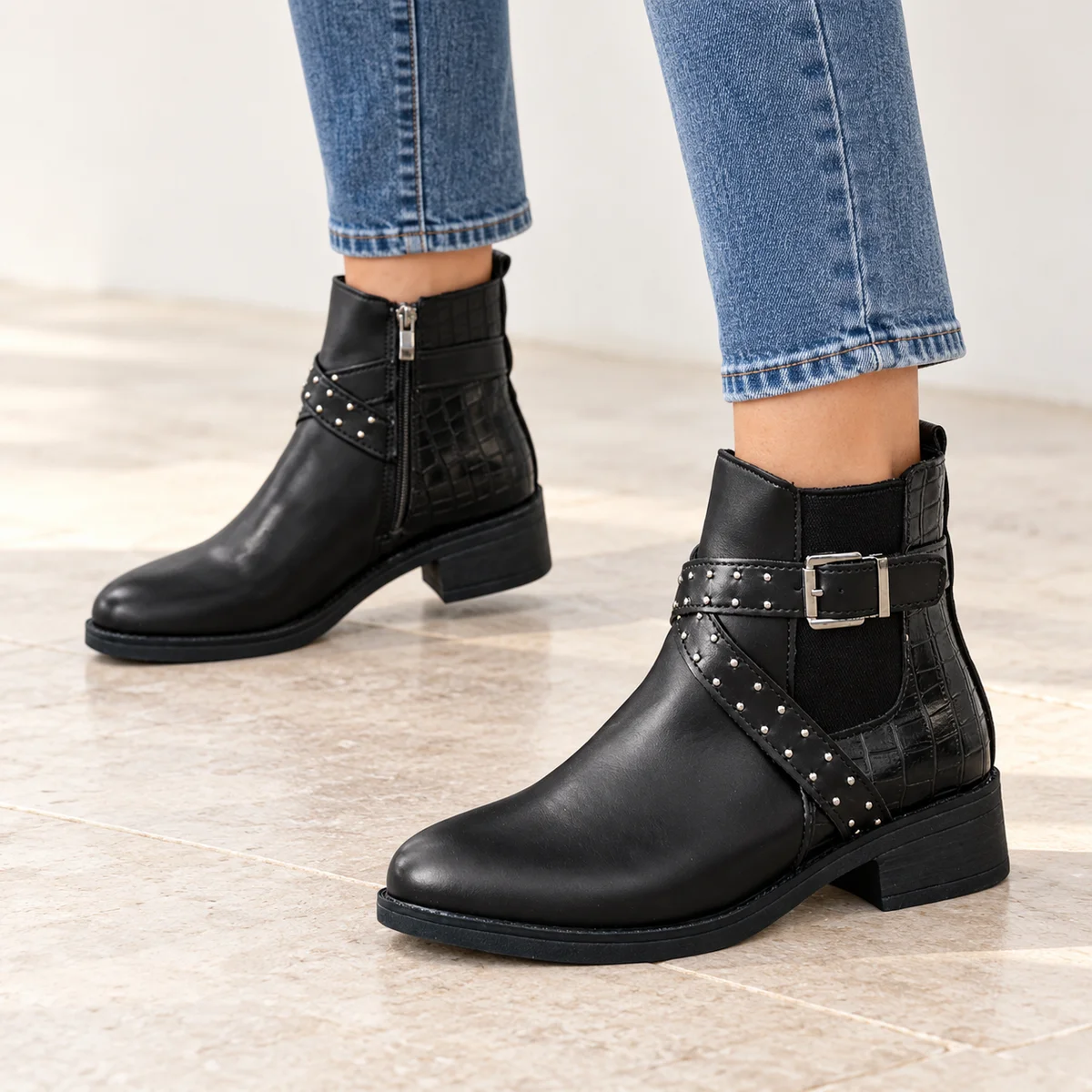 Détails des boucles et clous sur bottines noires pour femme élégante
