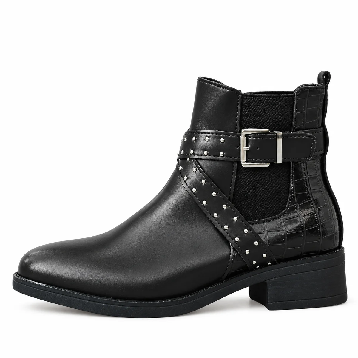 Vue rapprochée des bottines noires femme avec boucles et clous mode