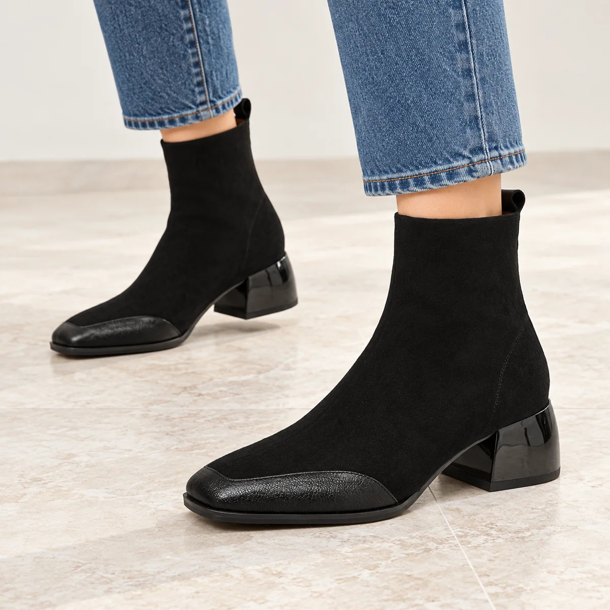 Détails des bottines noires femme avec tige veloutée et bout lisse