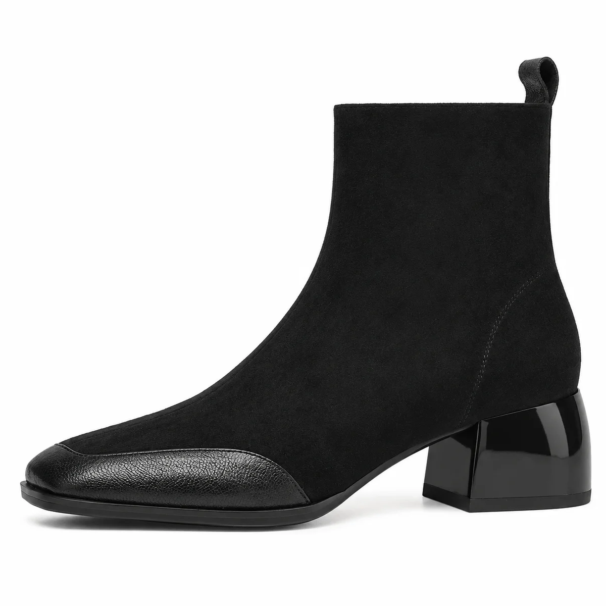 Vue rapprochée des bottines femme noires à tige veloutée et finition soignée