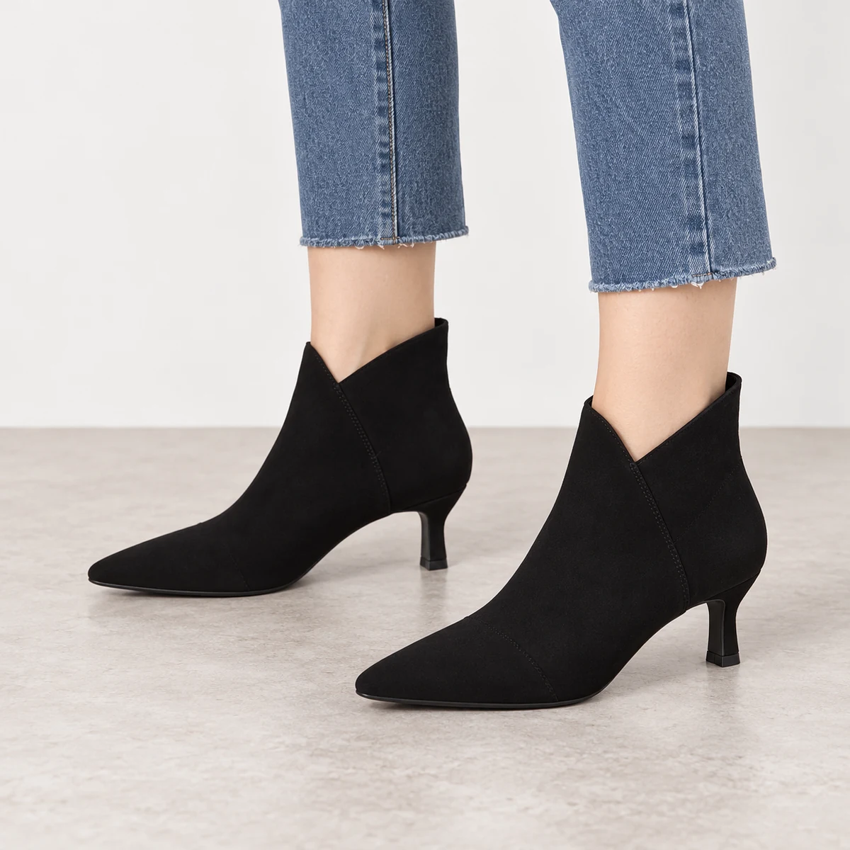 bottines femme noires a bout pointu et petit talon fin portees