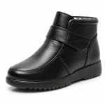 Bottines femme noires à bride croisée et semelle épaisse en gros plan