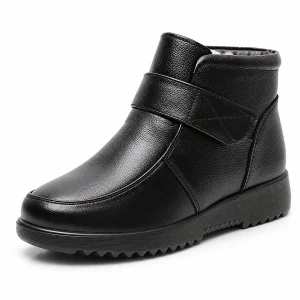 Bottines femme noires à bride croisée et semelle épaisse en gros plan