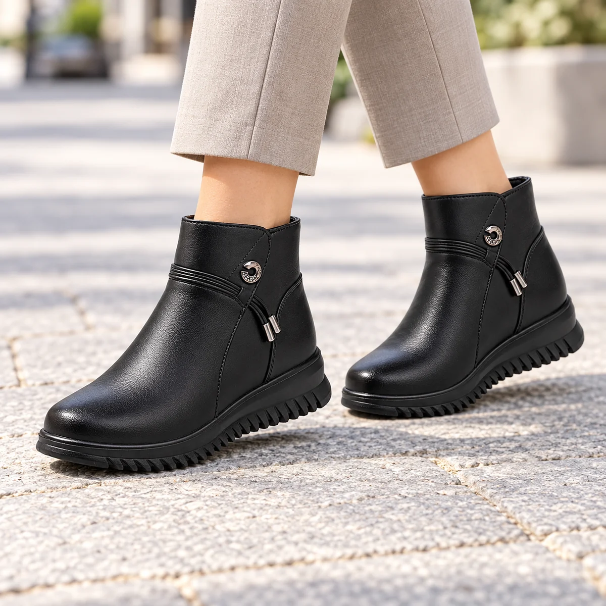 Détails des bottines femme noires à bride décorative et zip raffinées