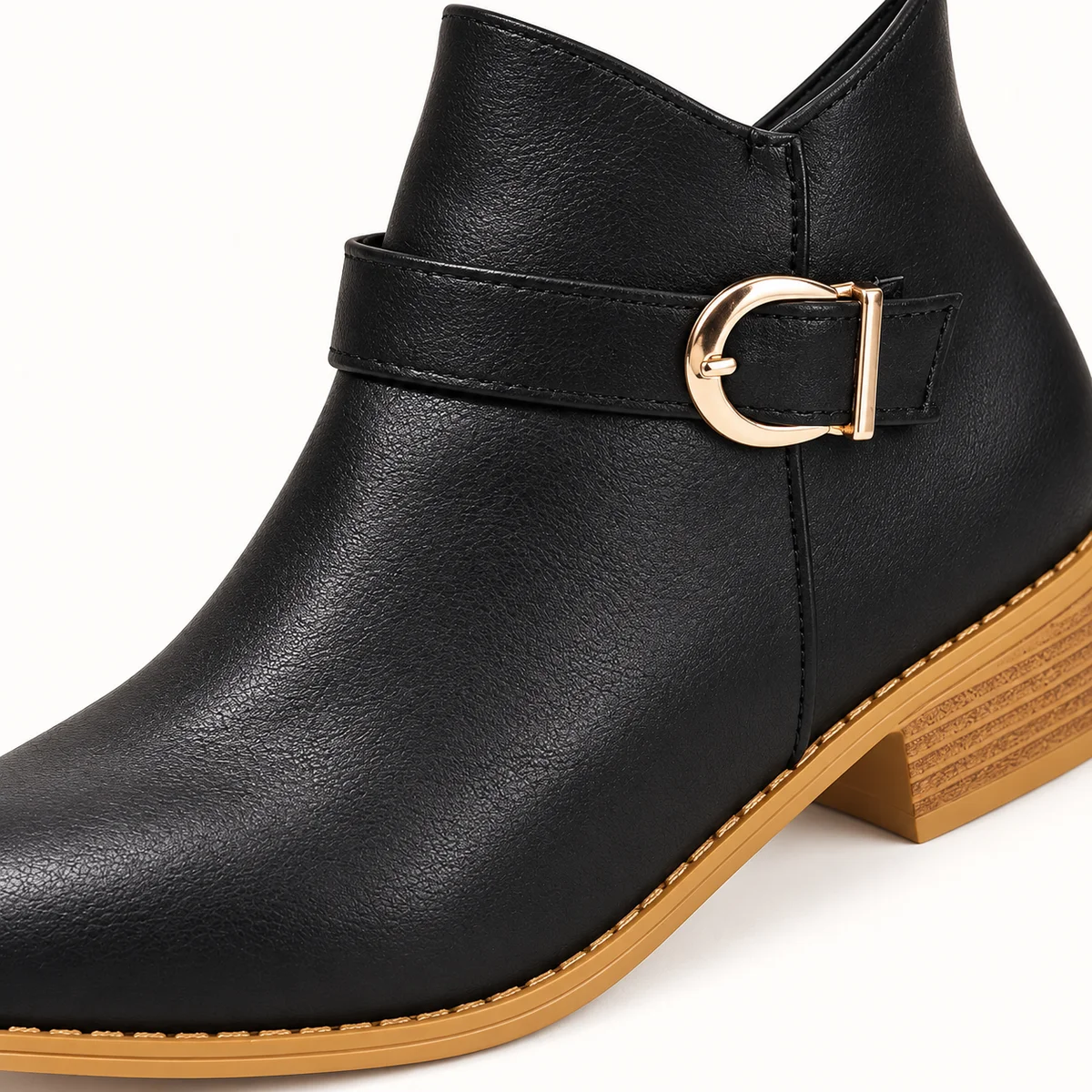 Bottines noires à bride fine et boucle dorée portées pour un style féminin