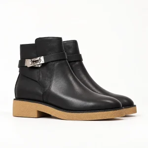 Bottines femme noires à bride métallique et talon bas élégantes