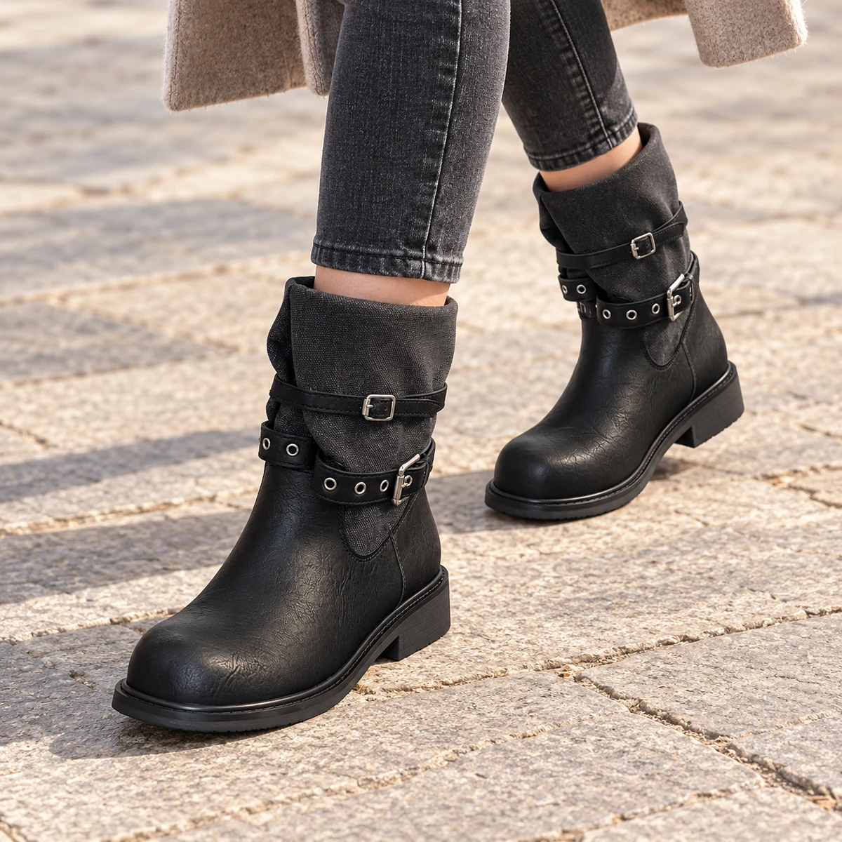 Détail des brides et œillets métalliques sur bottines noires pour femme