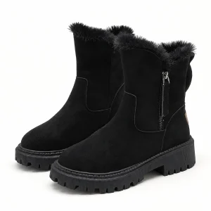 Bottines noires femme avec col fourré et semelle crantée en gros plan