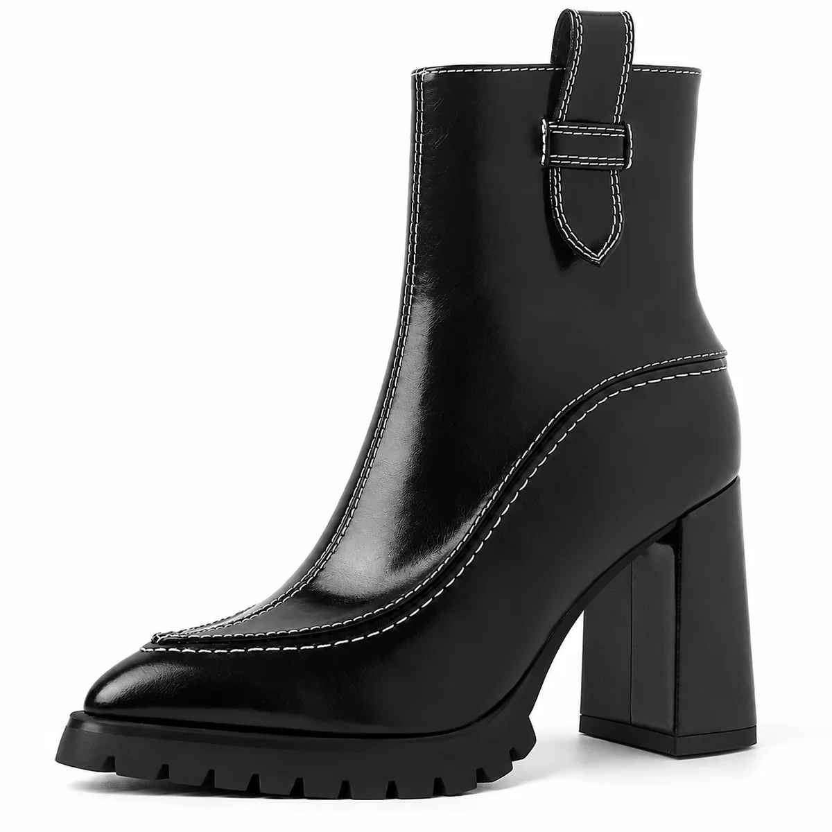 Femme portant des bottines noires à haut talon et semelle crantée en style mode