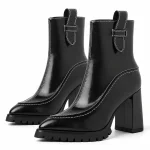 Bottines femme noires à haut talon et semelle crantée en gros plan