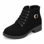 Bottines femme noires à lacets avec boucle et talon carré en gros plan