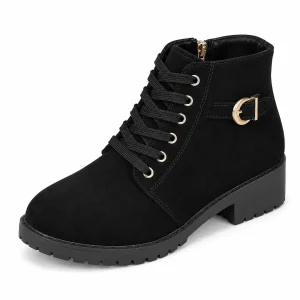 Bottines femme noires à lacets avec boucle et talon carré en gros plan