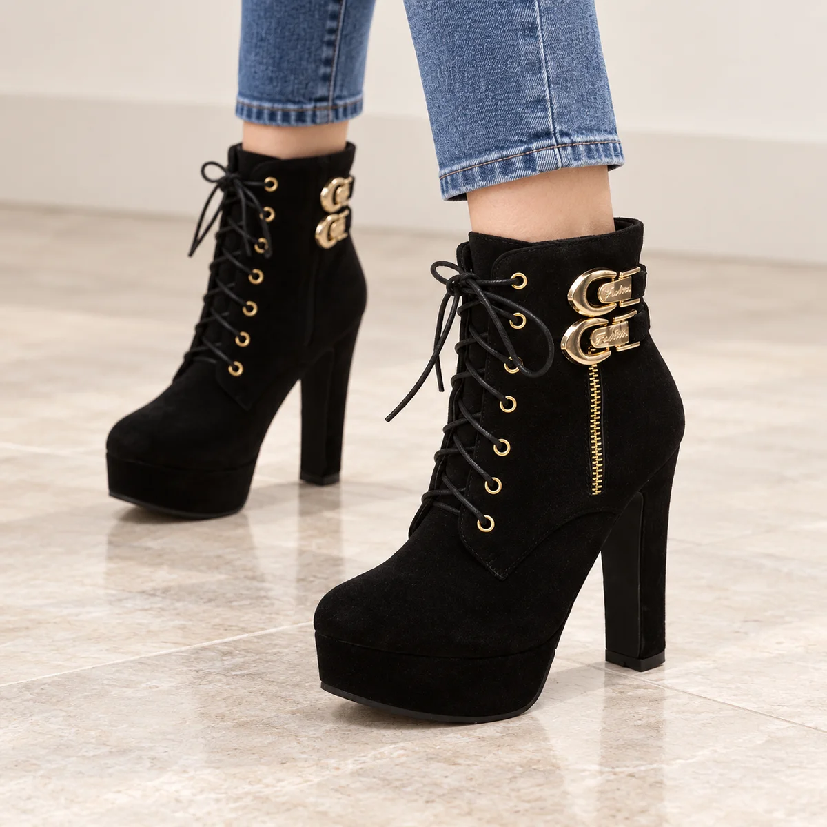 Détail des bottines noires à lacets et talon haut pour shoes femme fashion