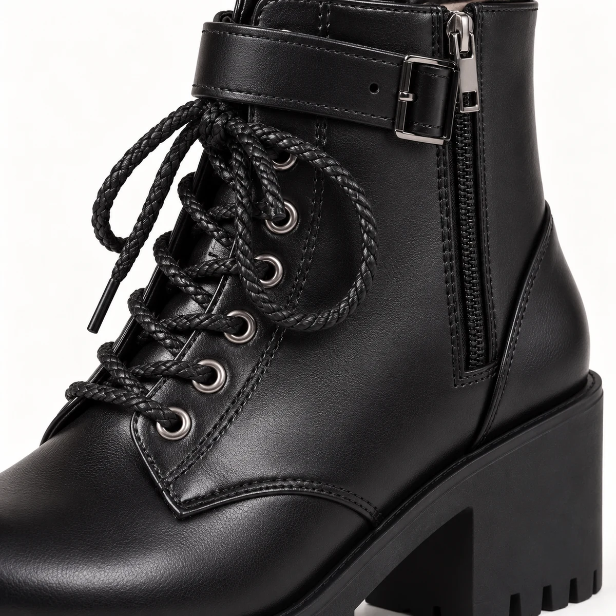 Détail des lacets des bottines femme noires à talon carré cranté