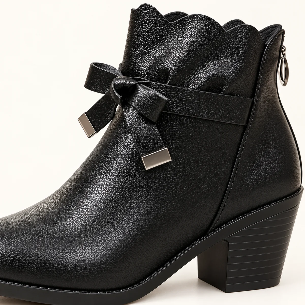 Vue frontale de bottines femme noires avec lacets et talon carré moderne