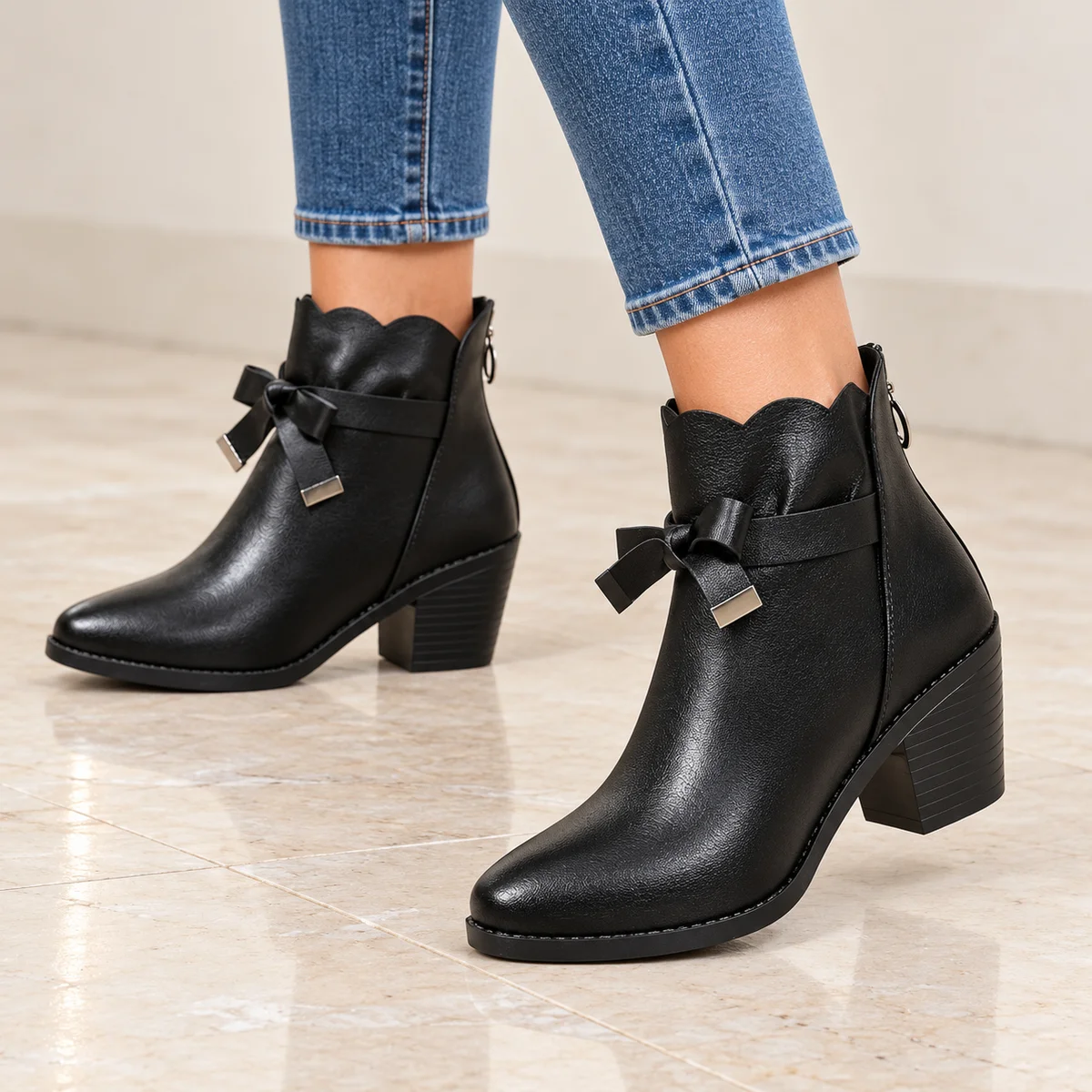 Chaussures à lacets ruban pour femme avec talon carré noir chic
