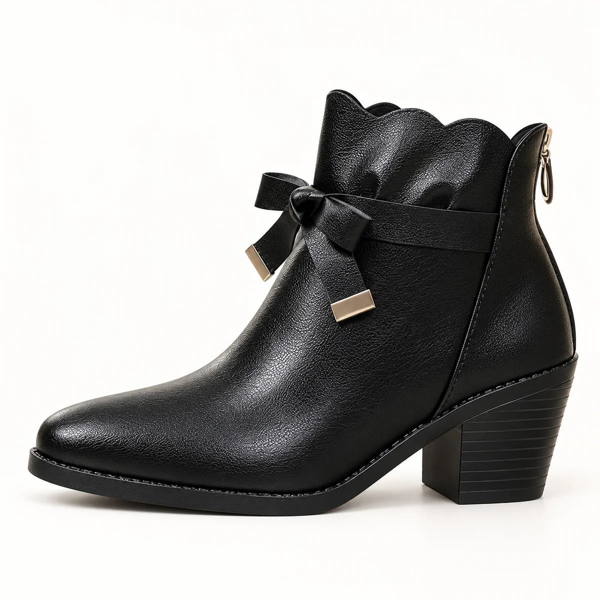 Gros plan sur bottines noires à lacets ruban et taille médium pour femme