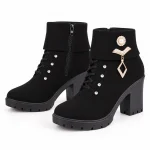 Bottines femme noires à ornements dorés avec zip élégantes