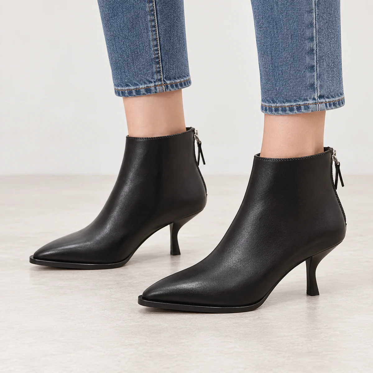 Close-up de bottines noires à talon fin et fermeture zip pour femme
