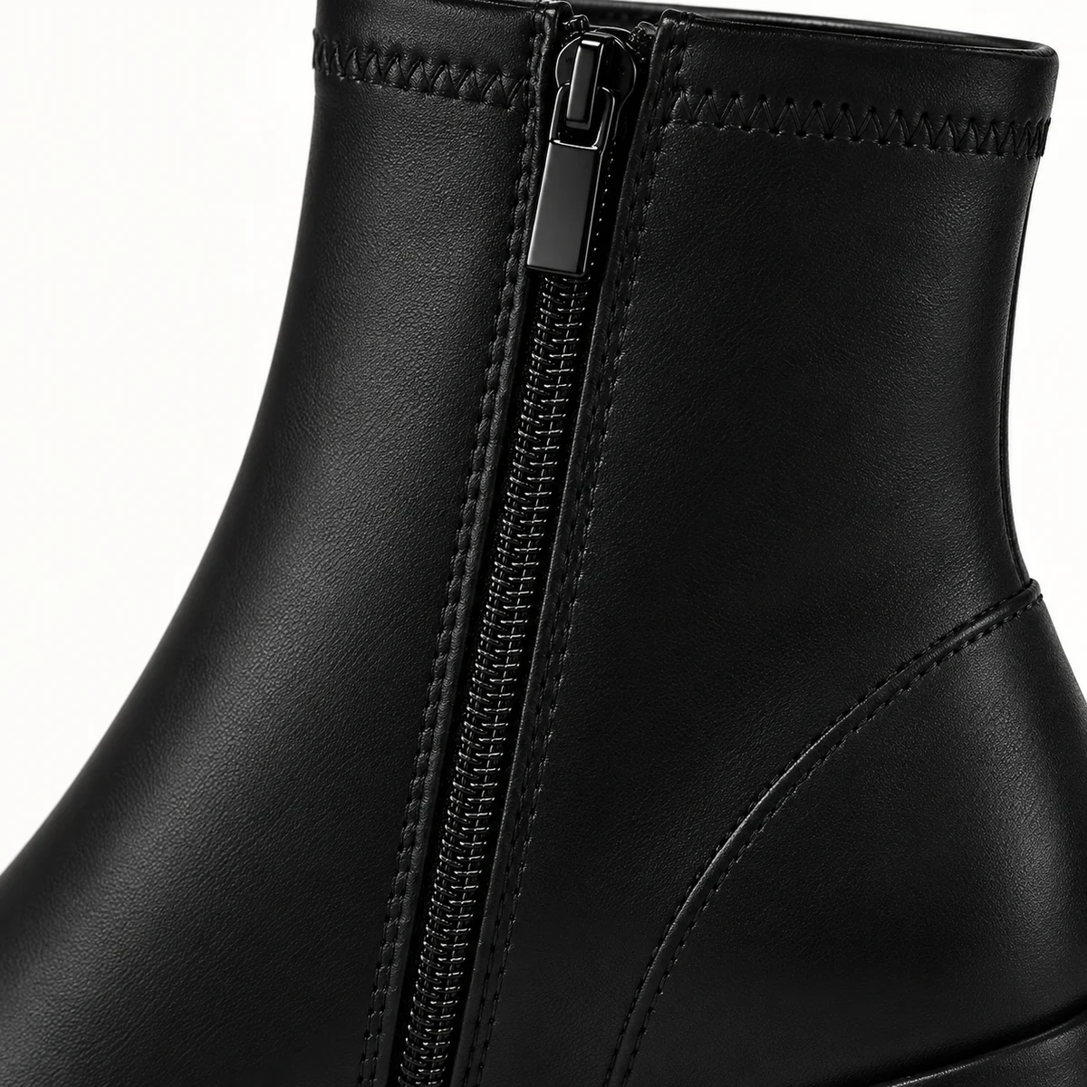 Chaussures femme distancées avec bottines noires à talon carré et plateforme
