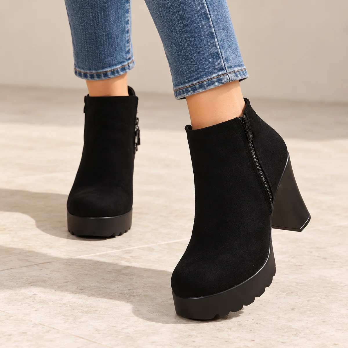 Détail de la boucle sur la botte femme noire à plateforme et talon carré