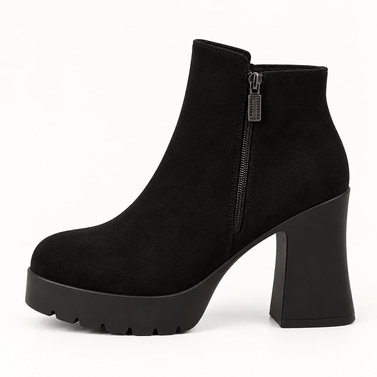 Vue de profil des bottines femme noires à plateforme et talon carré tendance