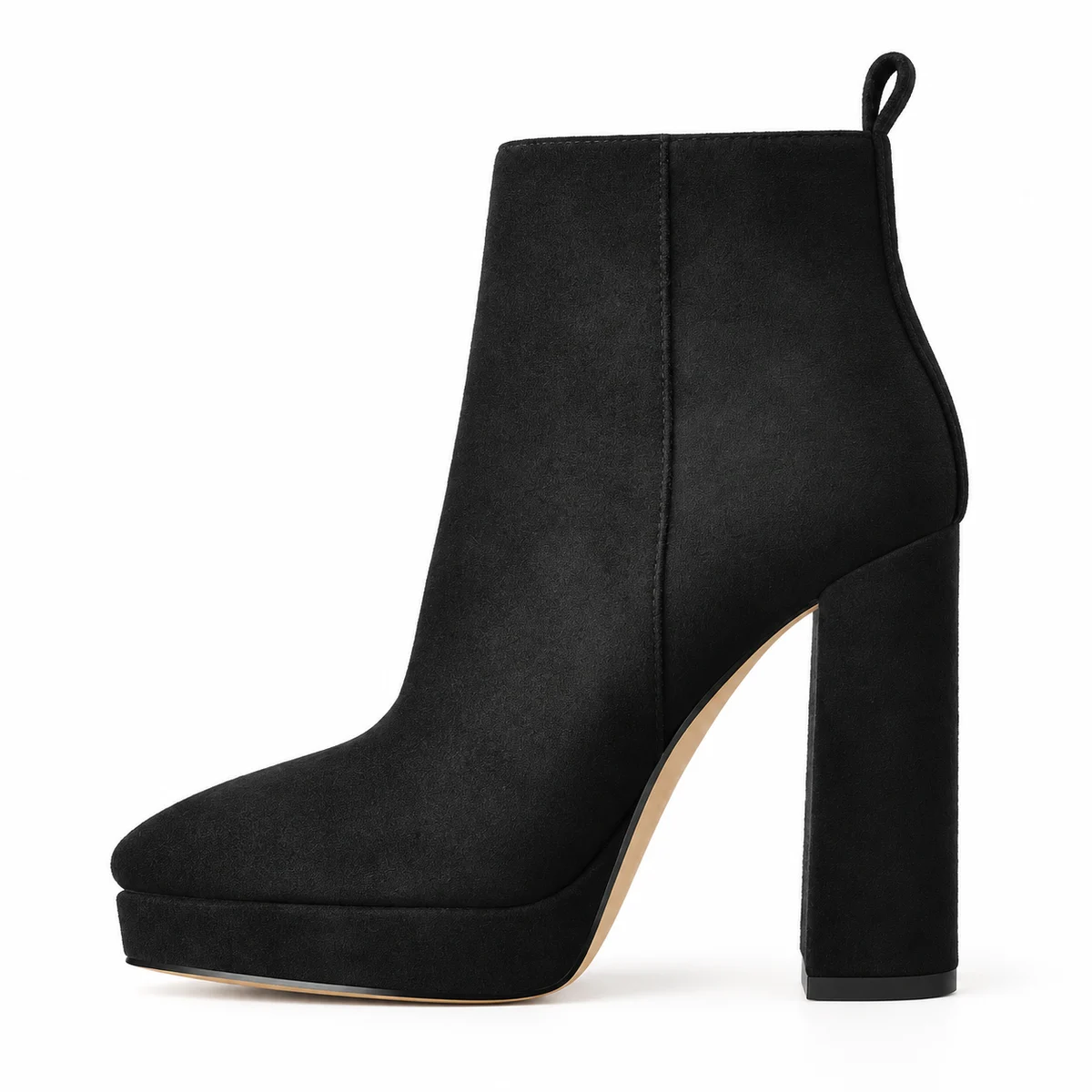 Détail de bottines noires à plateforme et talon cylindrique mode femme