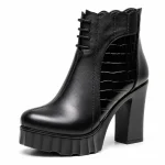 bottines femme noires a plateforme et talon large vue de trois quarts sur fond blanc 45068