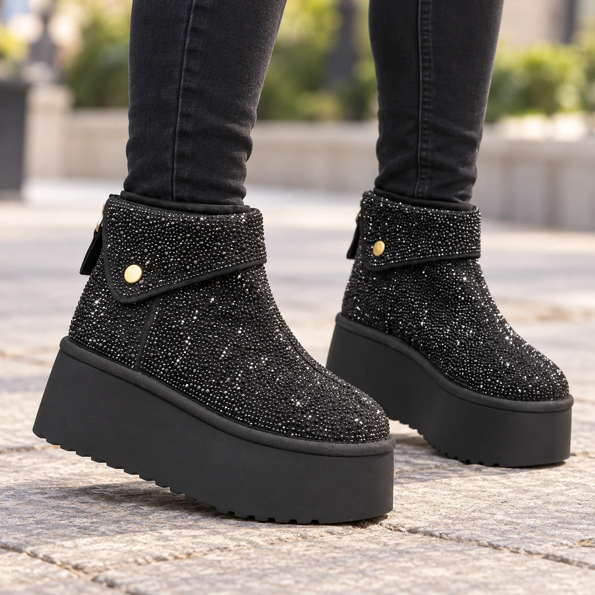 Détails des strass brillants sur bottines noires à plateforme épaisse pour femme