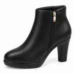 bottines femme noires a talon epais et zip vue de trois quarts sur fond blanc 45082