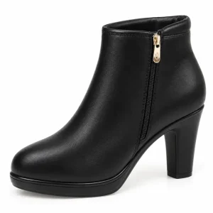 bottines femme noires a talon epais et zip vue de trois quarts sur fond blanc 45082