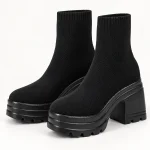 Bottines femme noires à tige côtelée et semelle crantée en gros plan