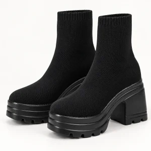 Bottines femme noires à tige côtelée et semelle crantée en gros plan