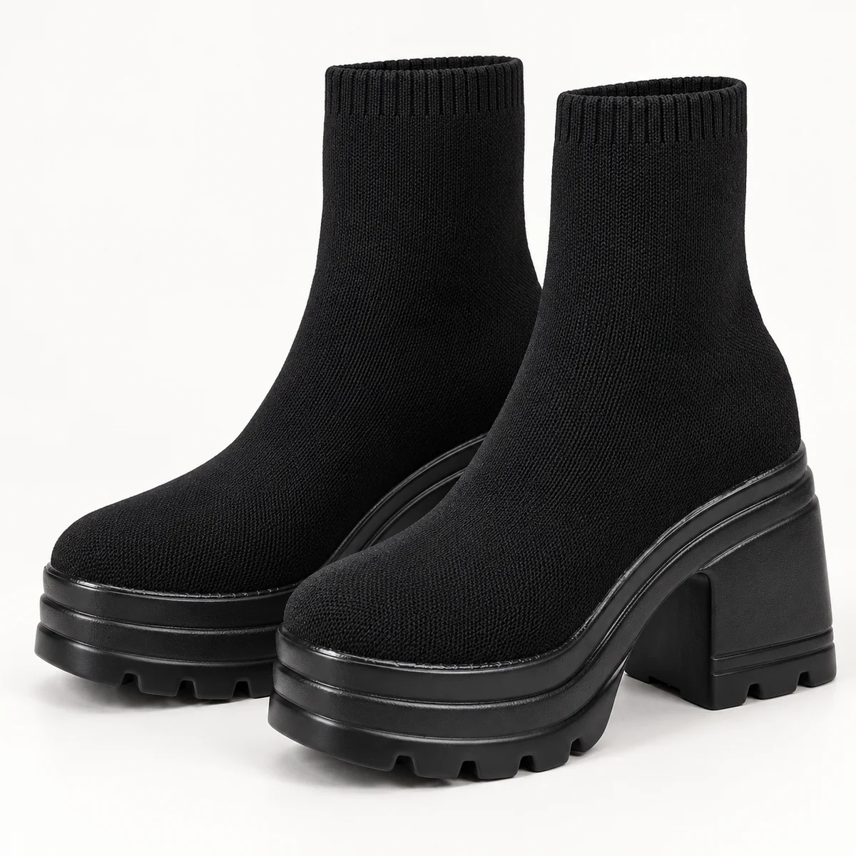 Bottines femme noires à tige côtelée et semelle crantée en gros plan