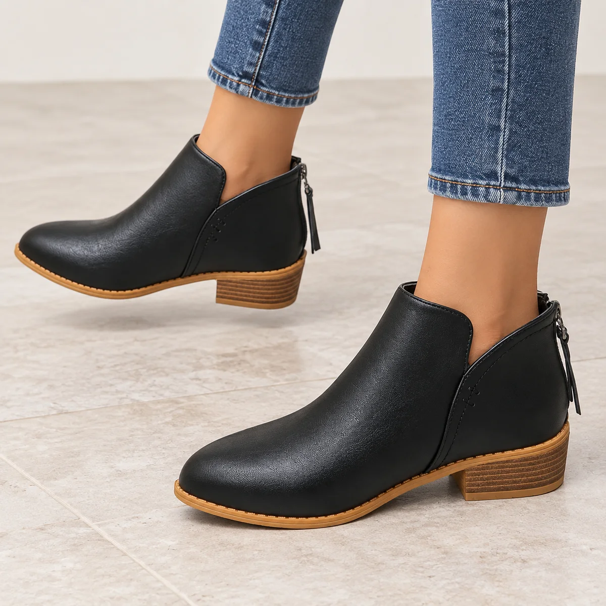 Détail du zip arrière sur bottines noires à col échancré pour femme