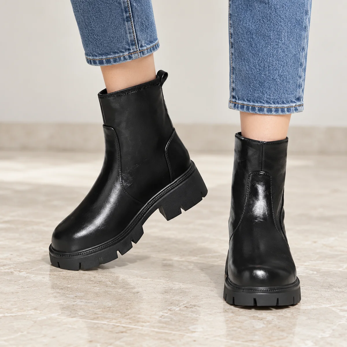 Chaussures femmes noires avec fermeture éclair frontale et semelle résistante