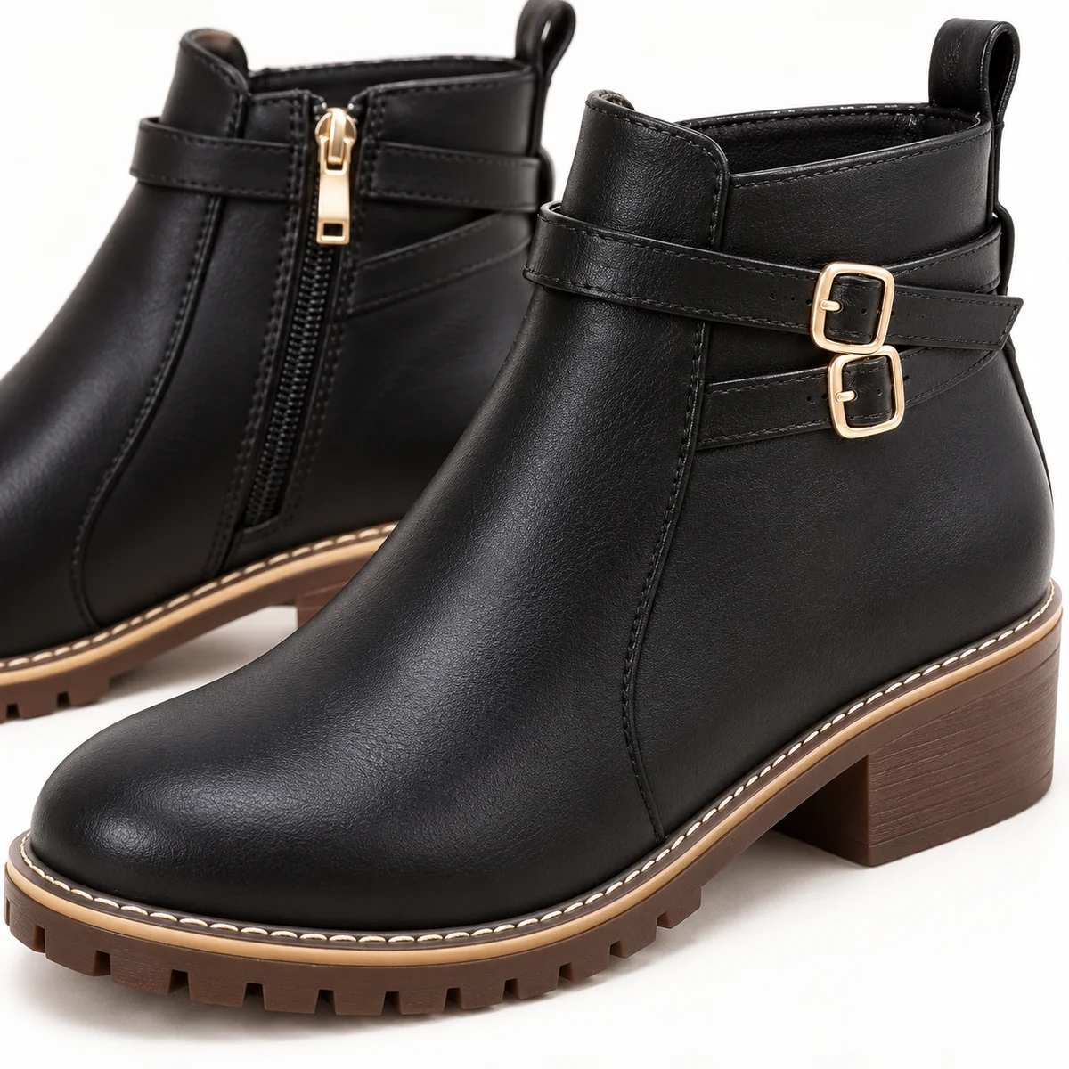 Vue rapprochée des bottines noires à zip pour femme avec boucle décorative