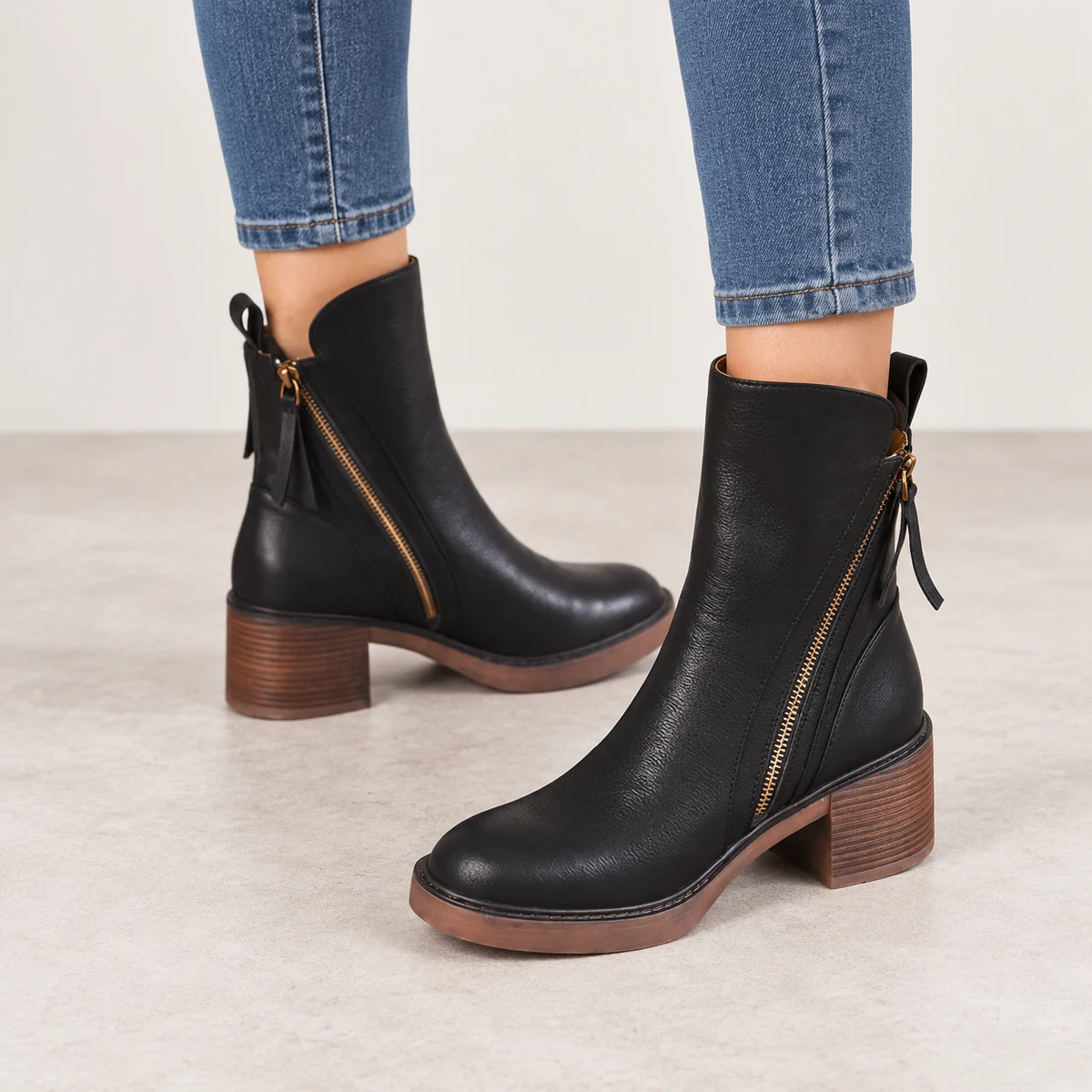 Vue latérale des bottines noires à zip oblique et talon carré pour femme