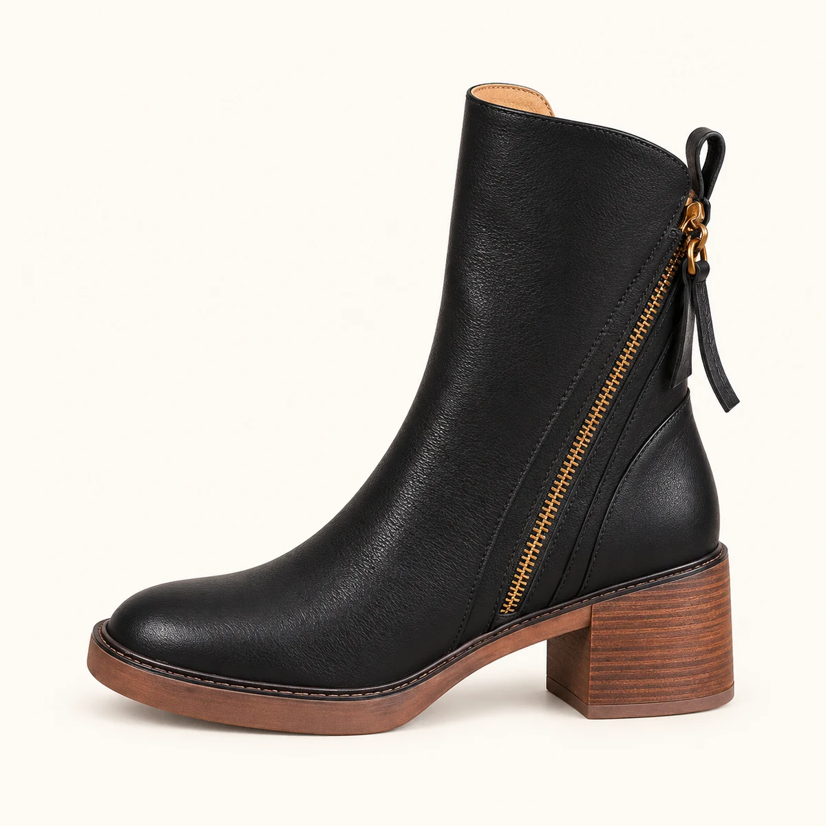Détail du zip oblique sur bottines femme noires avec talon carré