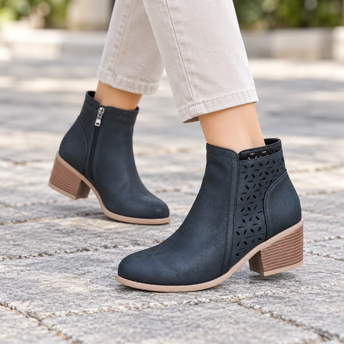 Chaussures femme noires ajourées à talon carré pour mode chic