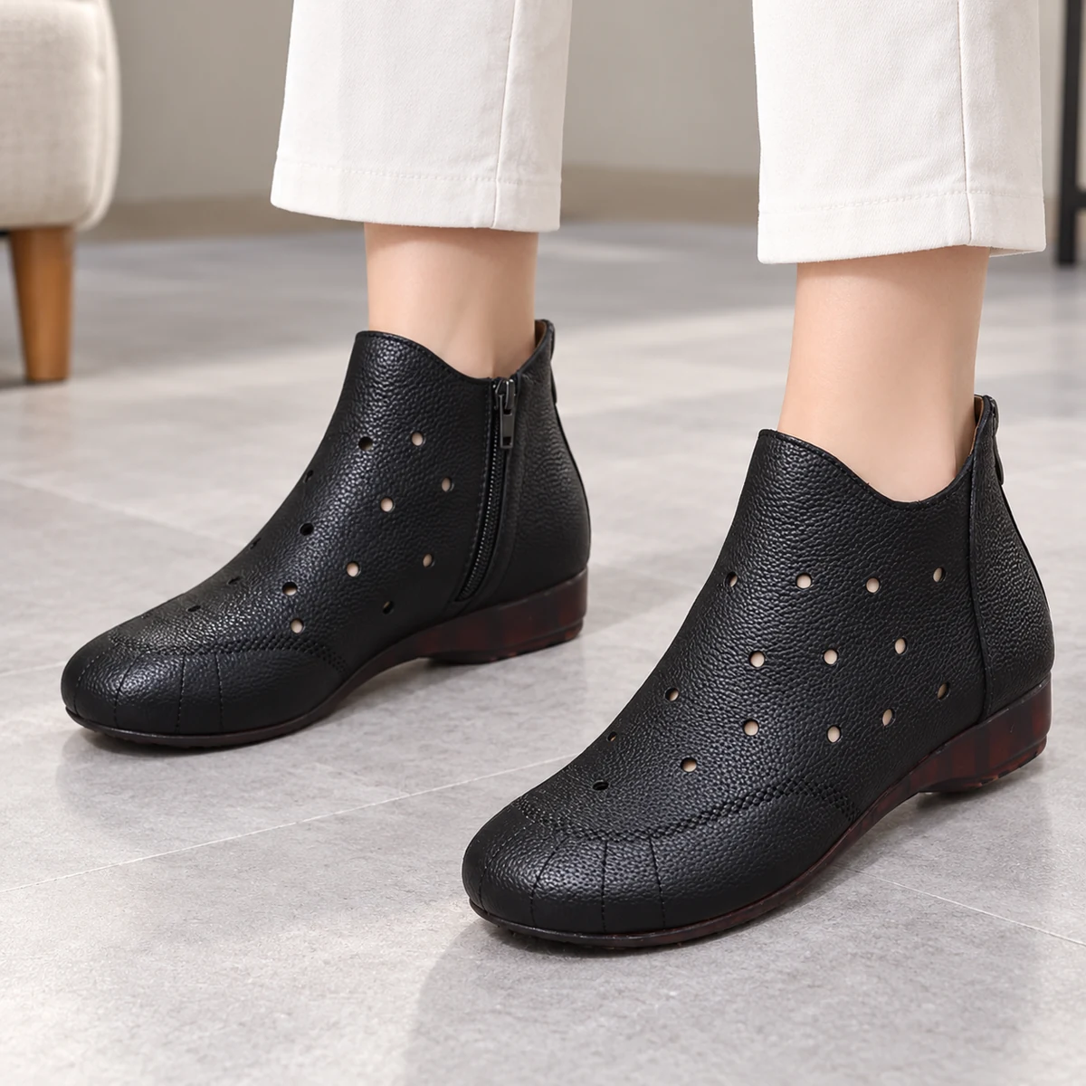 Détails ajourés sur les bottines femmes noires à zip modernes
