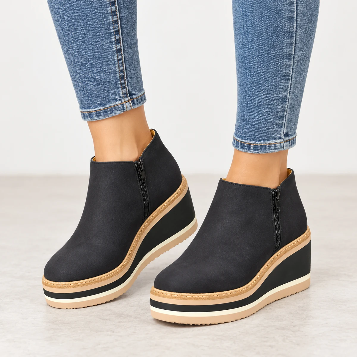 Chaussures femme noires à talon compensé et semelle rayée mode
