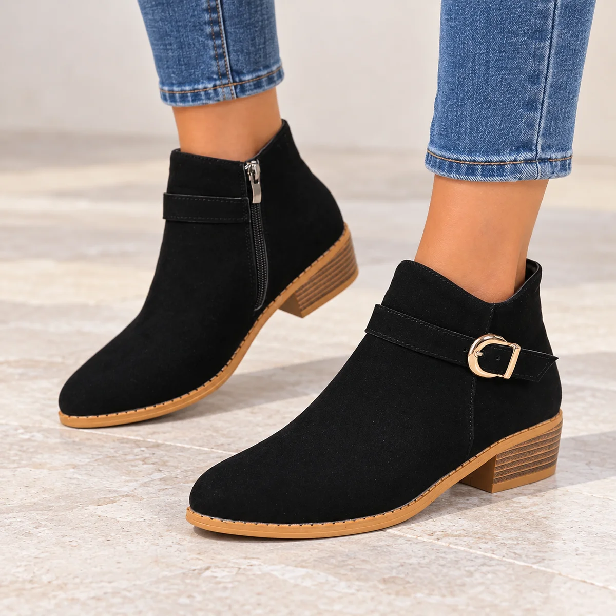 Vue de face des bottines noires effet daim à bride pour femme