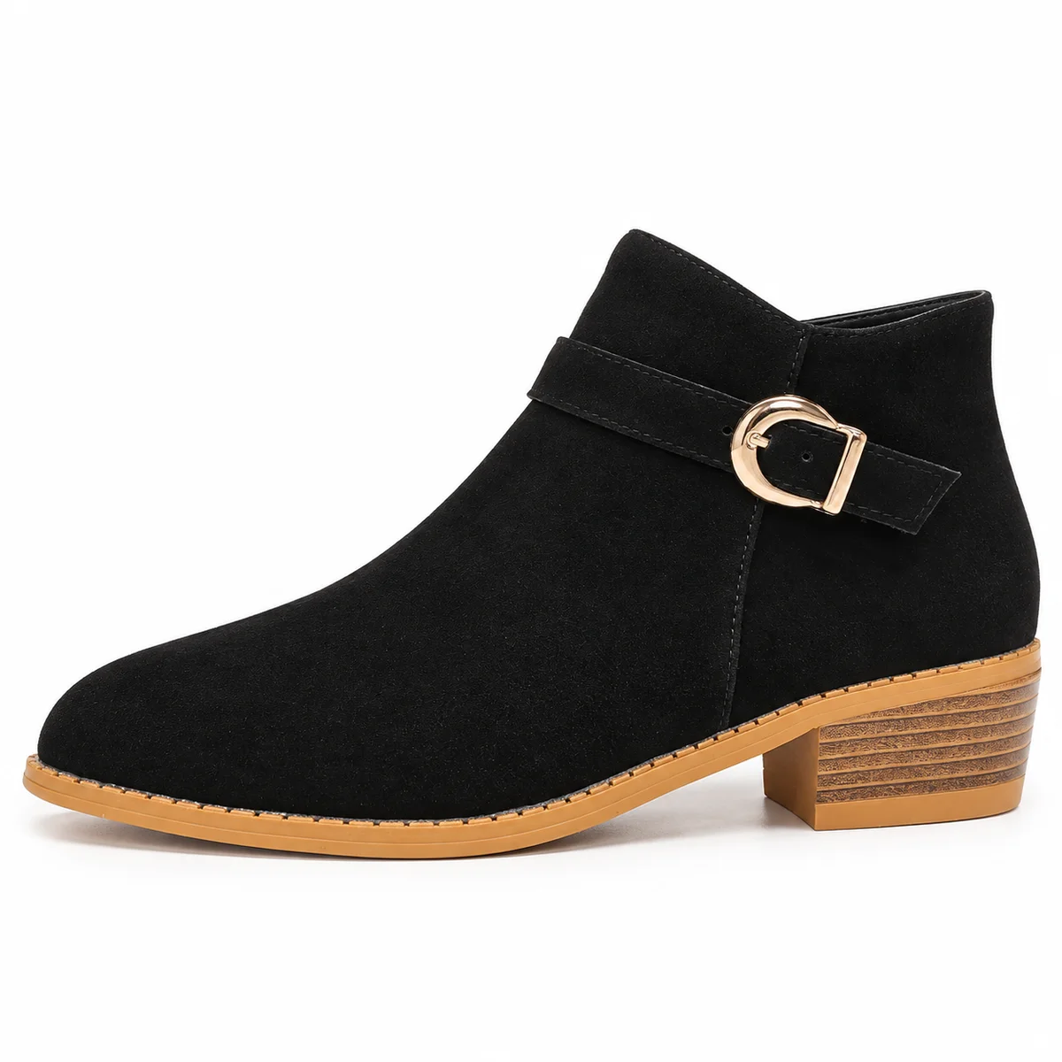 Détail des bottines femme noires avec bride en daim et talon modéré